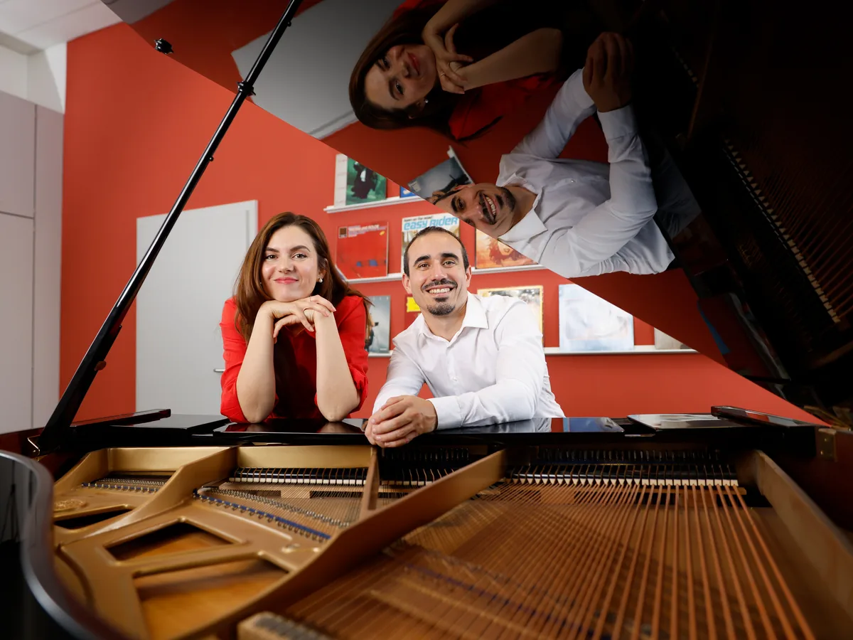 Migena Gjata und Ivan, die Lehrkräfte von Migenas Musikschule, am Flügel