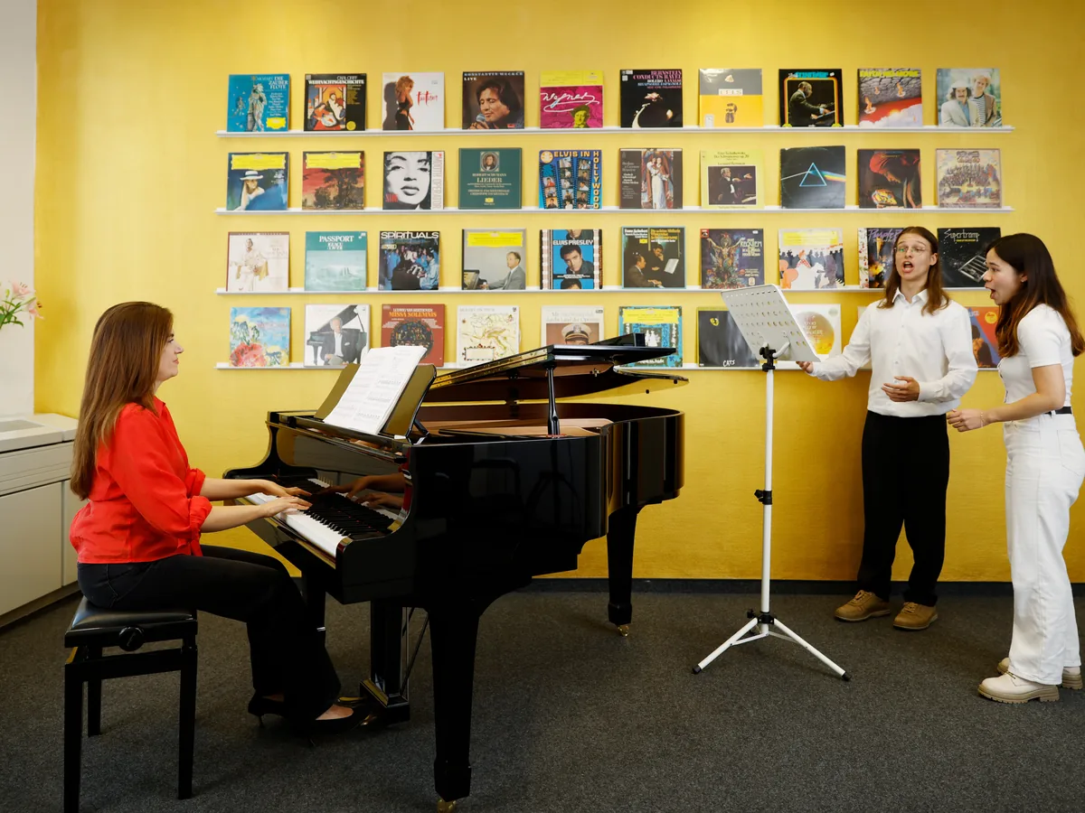 Unterrichtsraum von Migenas Musikschule in Düsseldorf mit schwarzem Flügel