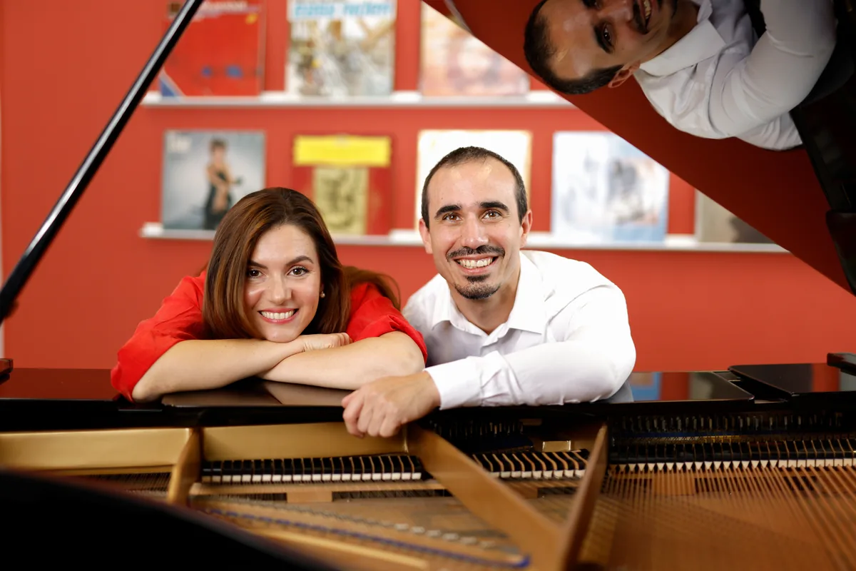 Doppelporträt: Sopranistin Migena und Pianist Ivan am schwarzen Flügel