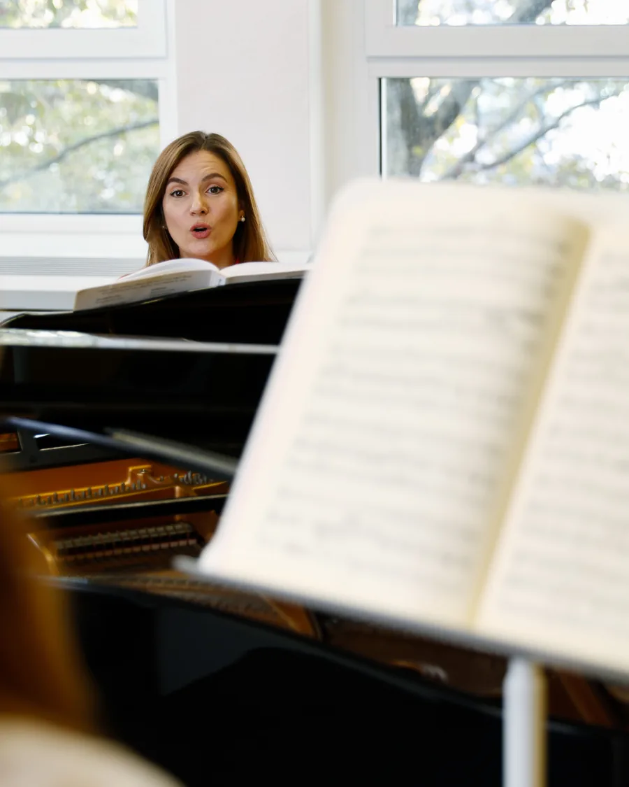 Gesangsunterricht am Notenständer bei Migenas Musikschule in Düsseldorf